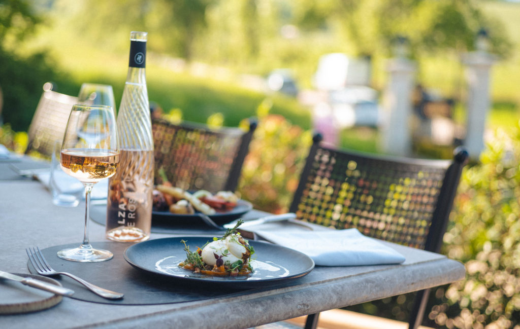 Restaurant Amitié in Hatmannswiller - Discover our delicious bistronomic dishes sitting on our wonderful summer terrace, in the middle of the famous Alsace vineyards.