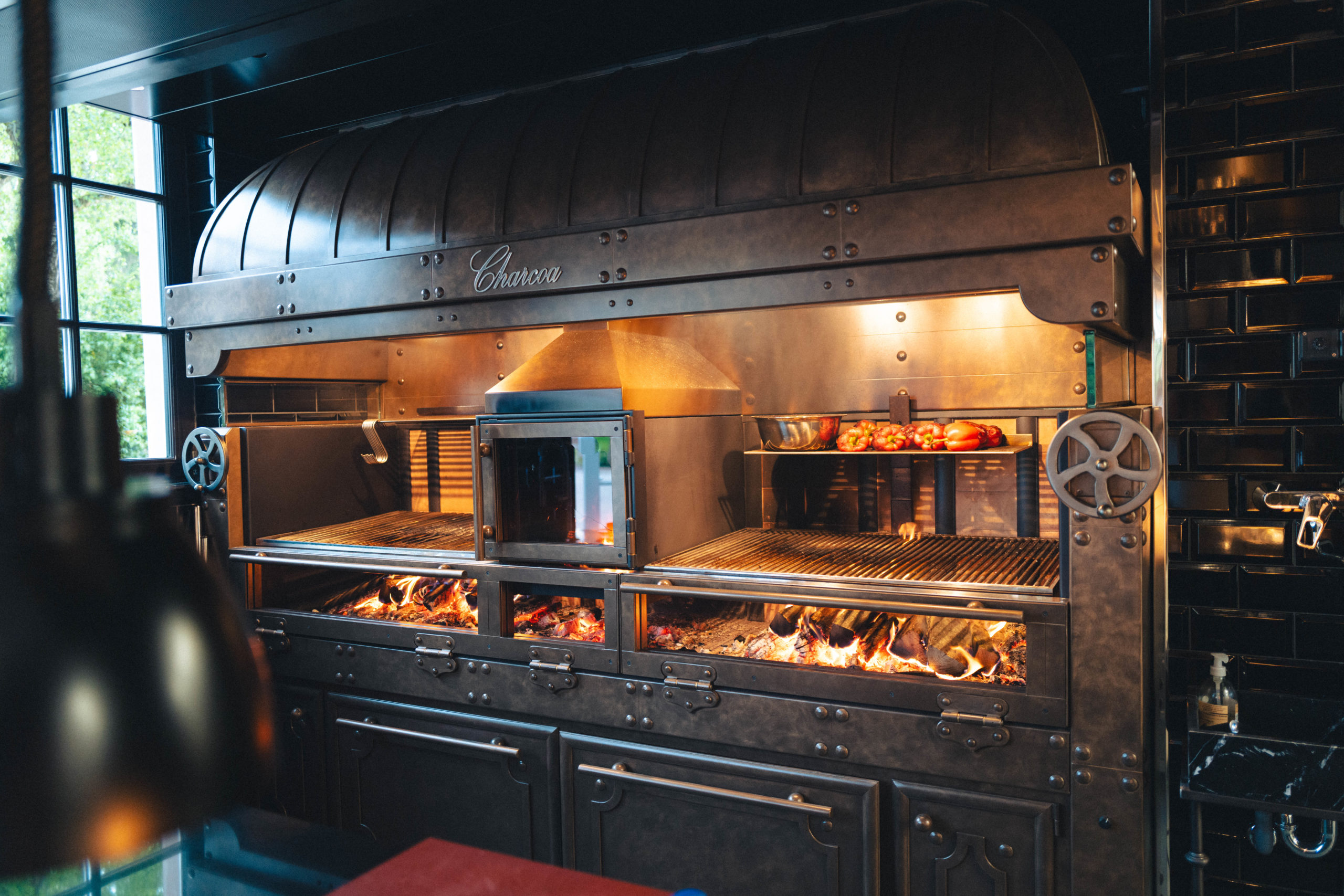 Le grill Charcoa à l’entrée du Restaurant Amitié à Hartmannswiller (Alsace) est la promesse de savoureuses grillades à base de viandes, poissons ou légumes de saison.