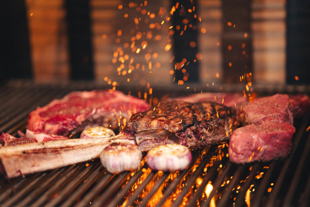 Rump steak, entrecôte, beef fillet, T-Bone, Tomahawk, lamb chops, pork ribs … the cuisine at the Restaurant Amitié will delight the true amateurs of beautiful meats. 