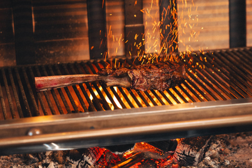 Au Restaurant Amitié, les grillades sont tout un art. Découvrez la saveur unique de notre côte de bœuf Tomahawk cuite sur notre grill Charcoa.
