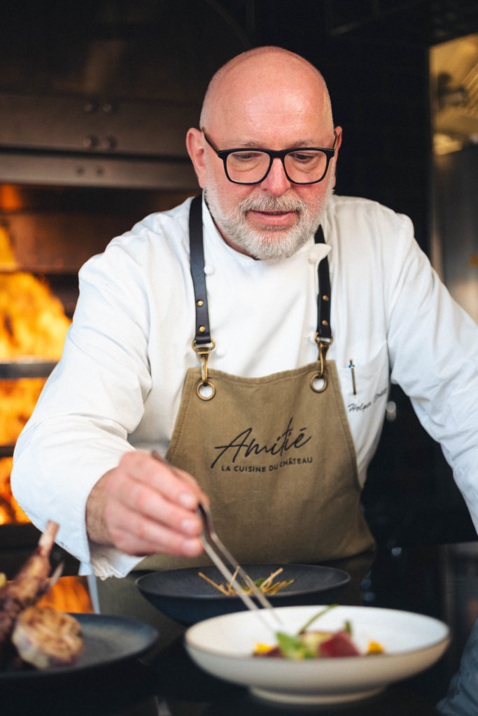 Le chef cuisinier du Restaurant Amitié à Hartmannswiller, vous offre le meilleur de la bistronomie et subliment vos grillades.