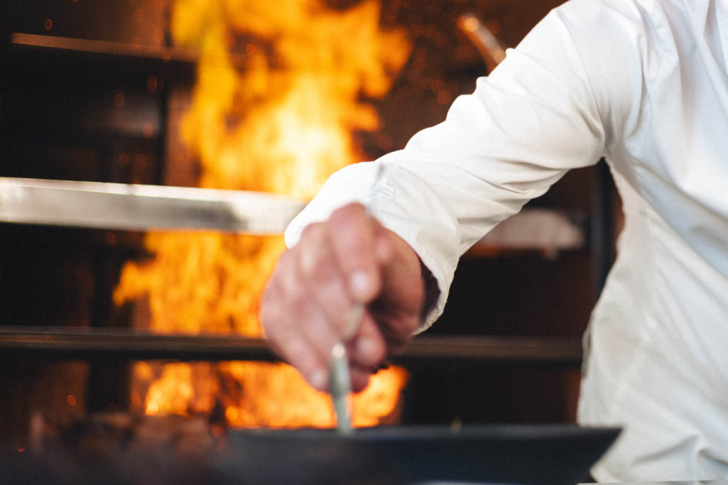 Au Restaurant Amitié, les chefs cuisiniers font la part belle aux grillades de viandes et poissons ainsi qu’aux légumes de saison et locaux sans oublier les produits du terroir. 